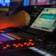 Estudio de mezcla que permite apreciar las diferencias entre banda sonora y score en el cine
