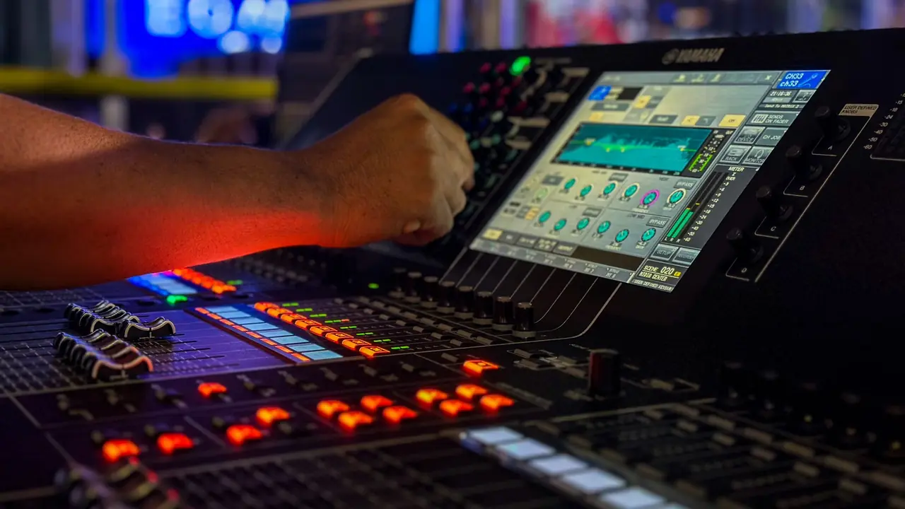 Estudio de mezcla que permite apreciar las diferencias entre banda sonora y score en el cine