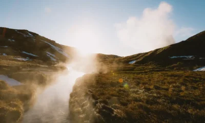 Valle con escarcha y bruma que ilustra el frío al amanecer