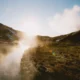 Valle con escarcha y bruma que ilustra el frío al amanecer