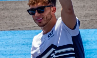 gasly saludando