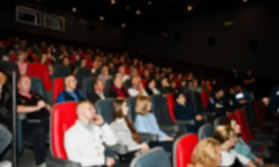 gente esperando ver una peli en un cine