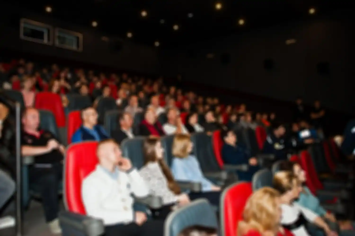 gente esperando ver una peli en un cine