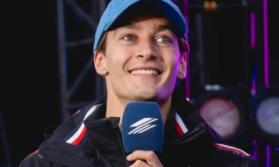 george russell con gorra e micro
