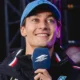 george russell con gorra e micro