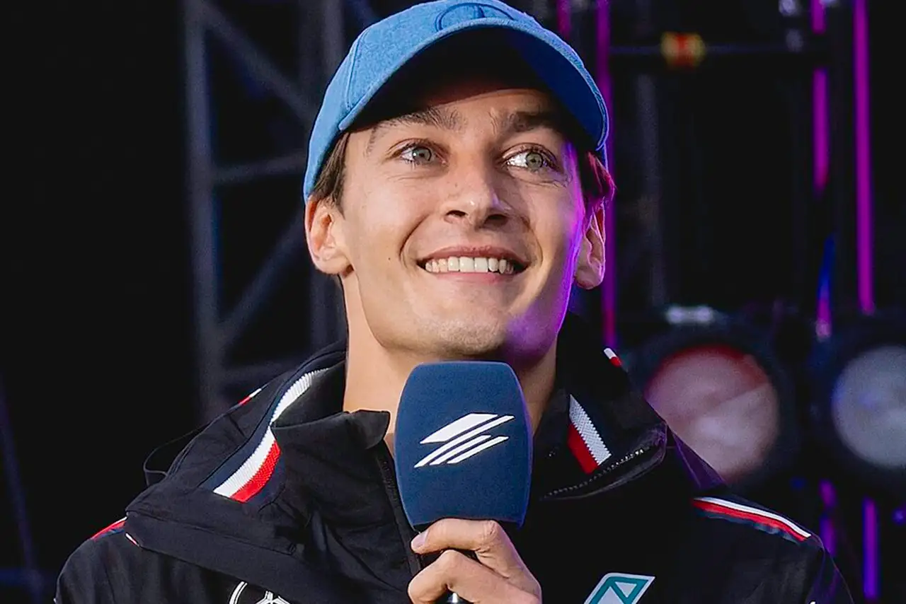 george russell con gorra e micro