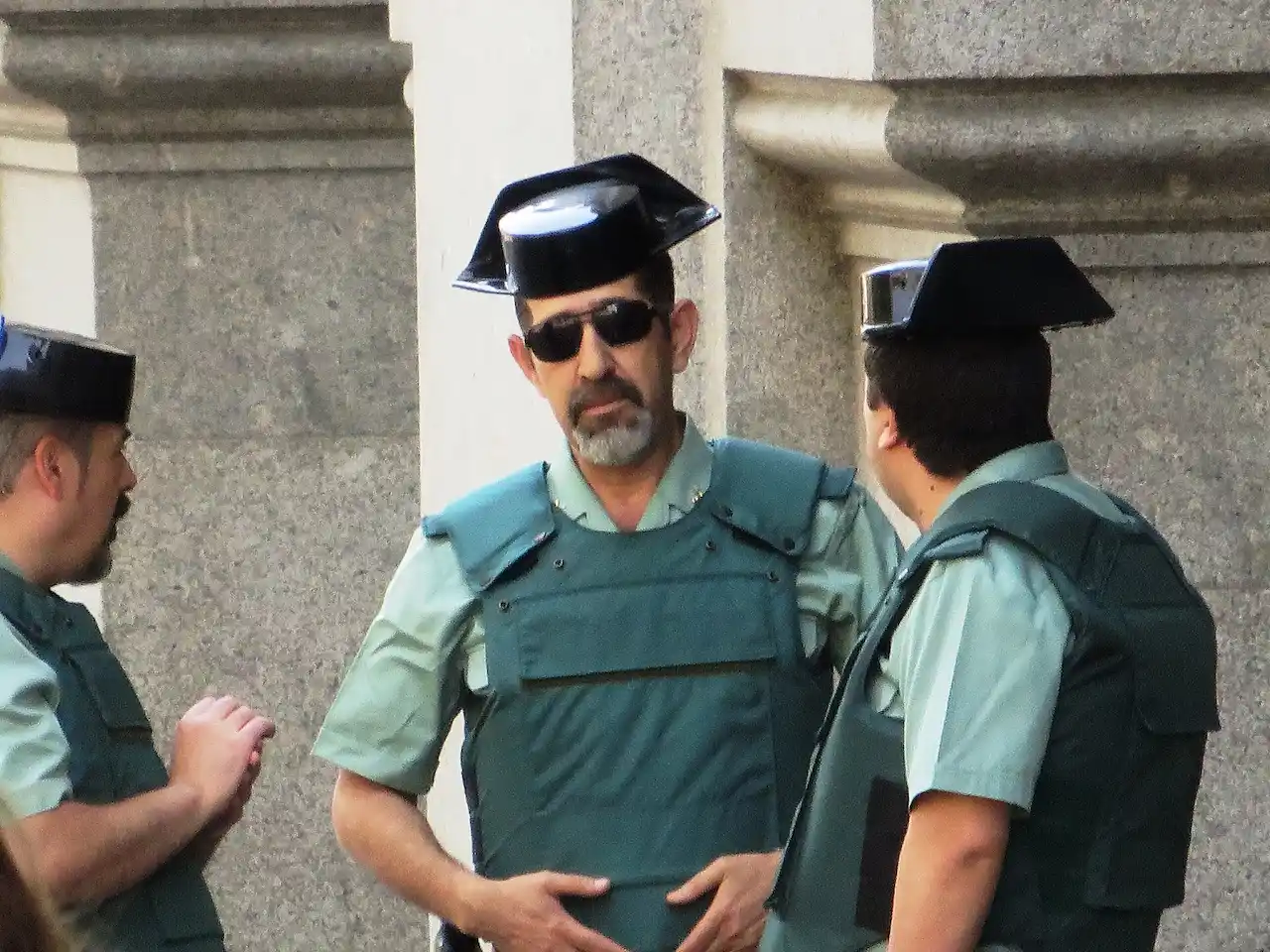 guardia civiles hablando