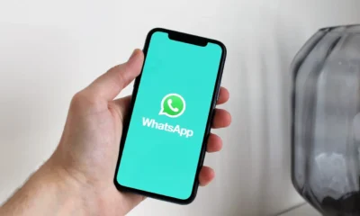 Persona que utiliza una IA local en el móvil sin conexión a internet