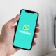 Persona que utiliza una IA local en el móvil sin conexión a internet