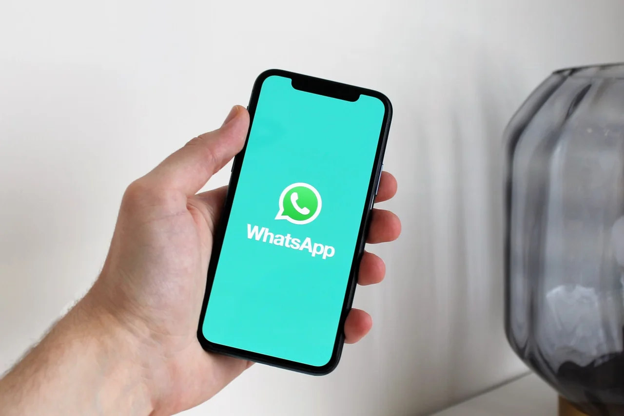 Persona que utiliza una IA local en el móvil sin conexión a internet