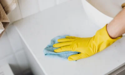 Limpieza del cristal para quitar cal de la mampara de ducha con un paño suave