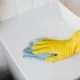 Limpieza del cristal para quitar cal de la mampara de ducha con un paño suave