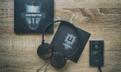 Auriculares sobre un mapa para ilustrar cómo el orden de las canciones de un álbum construye un recorrido musical