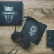 Auriculares sobre un mapa para ilustrar cómo el orden de las canciones de un álbum construye un recorrido musical