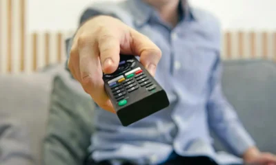hombre enciente tv con mando