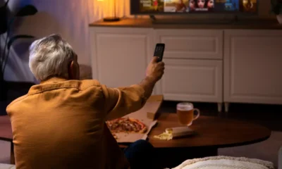 hombre mira tv española