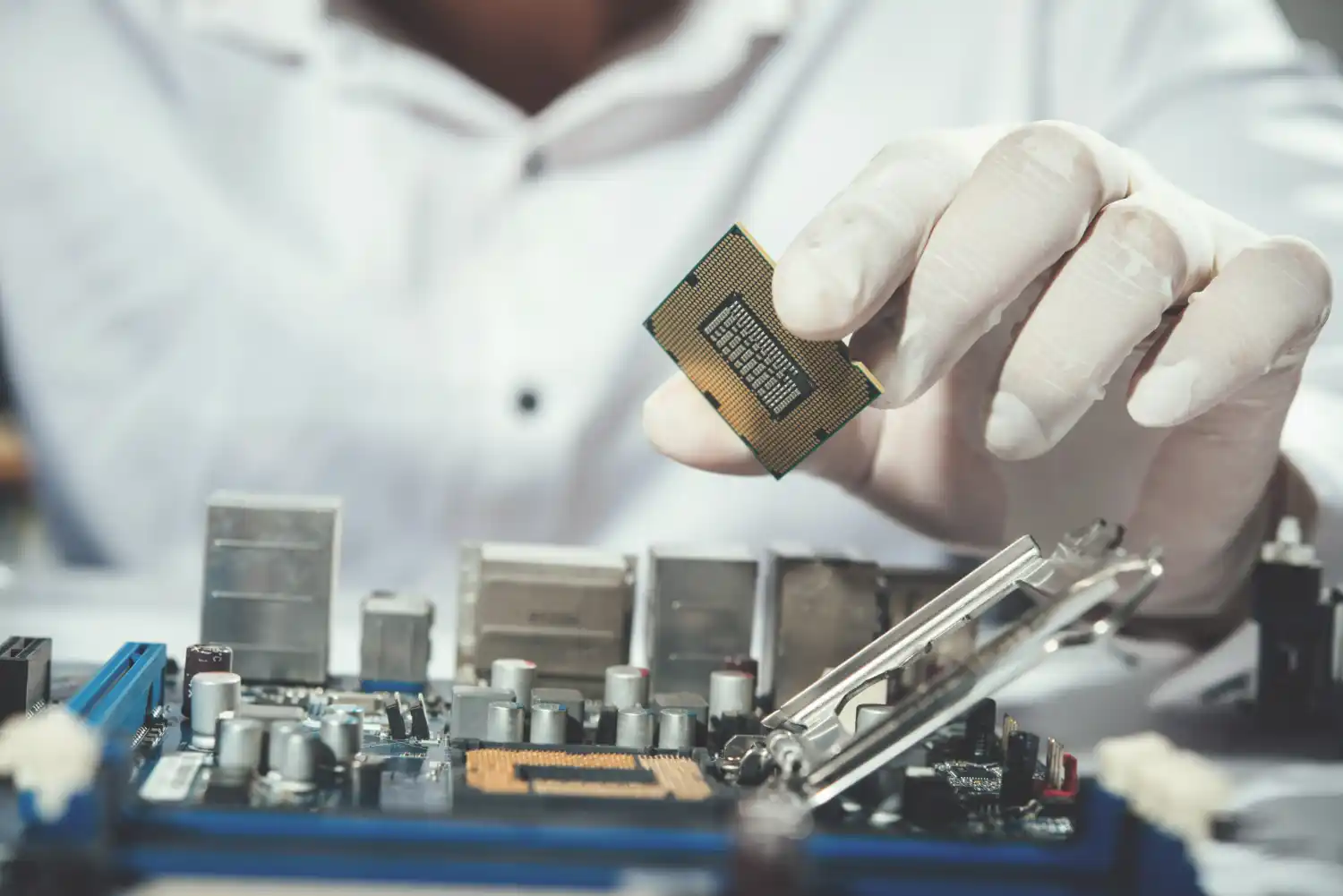 ingeniero montando un microchip