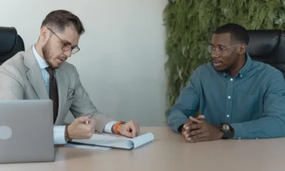 Candidatura y entrevistador conversan sobre cómo negociar el sueldo en una entrevista de trabajo