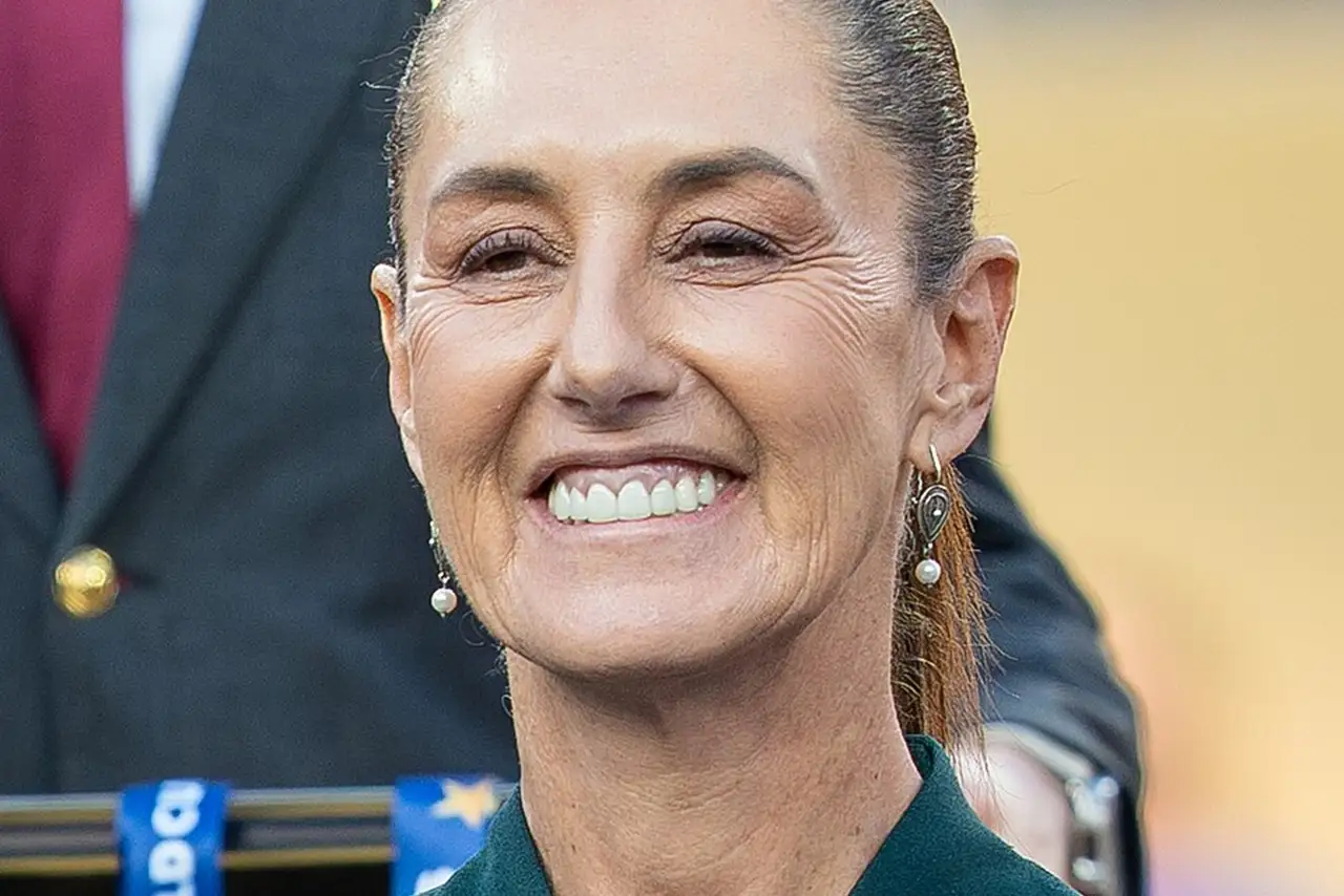 la Sheinbaum sonriente