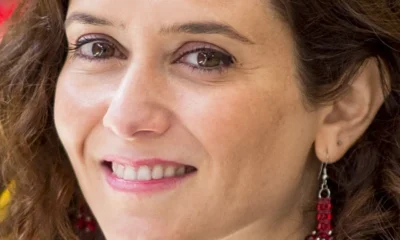 la clasica sonrisa de Ayuso