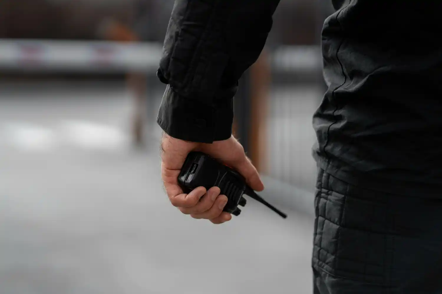 mano de agente policia marruecos