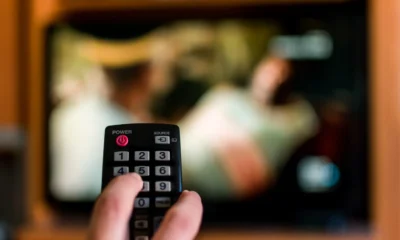 mano mando tv viendo la promesa