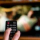 mano mando tv viendo la promesa