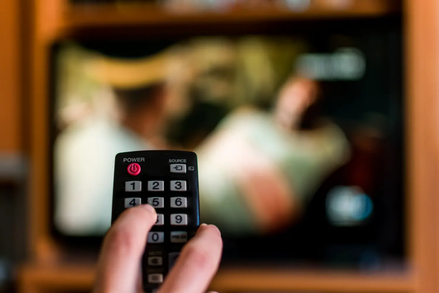 mano mando tv viendo la promesa