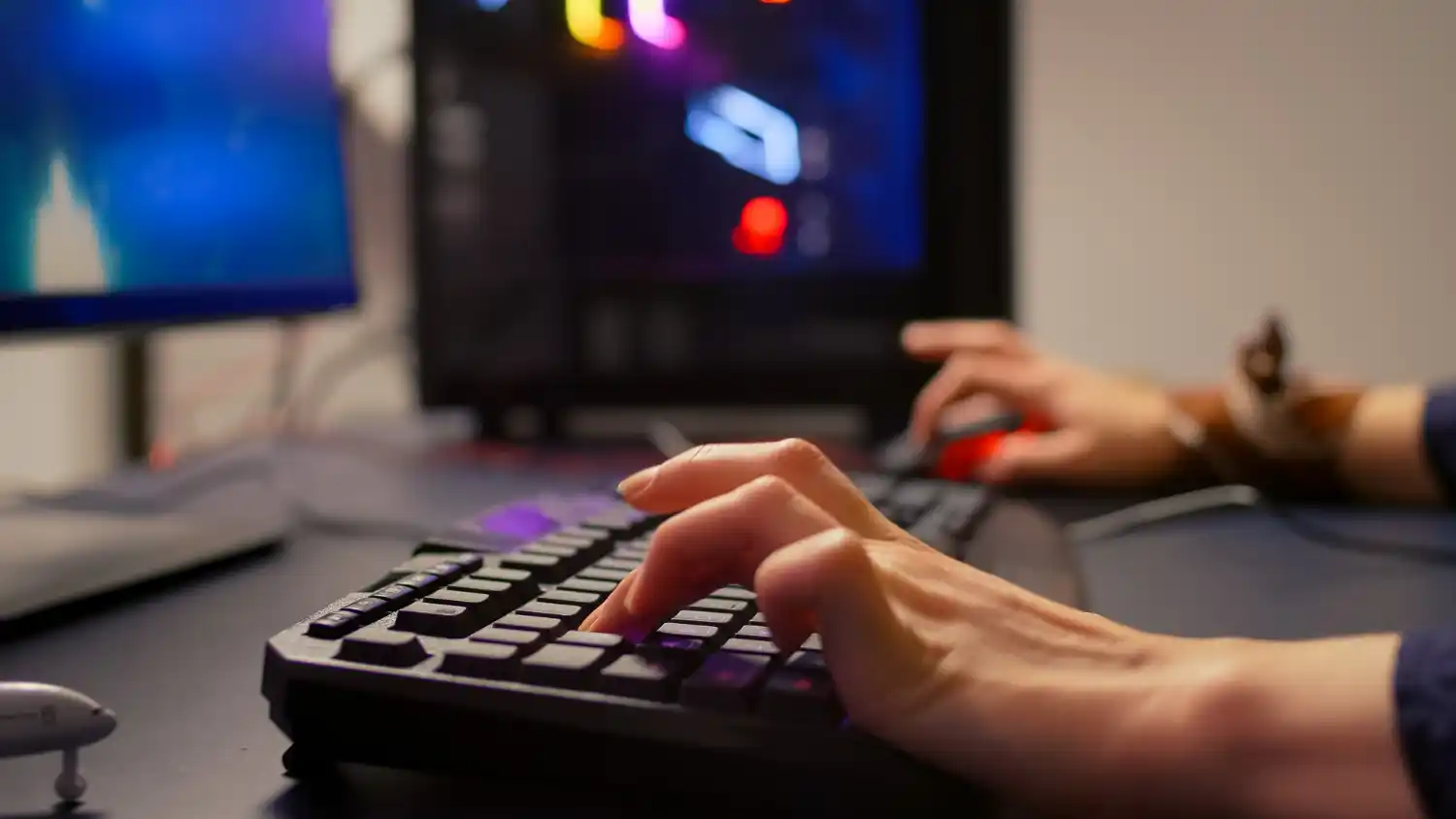 manos gamer teclado