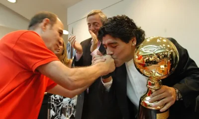 maradona recibe un trofeo
