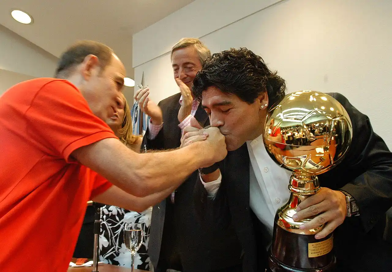 maradona recibe un trofeo