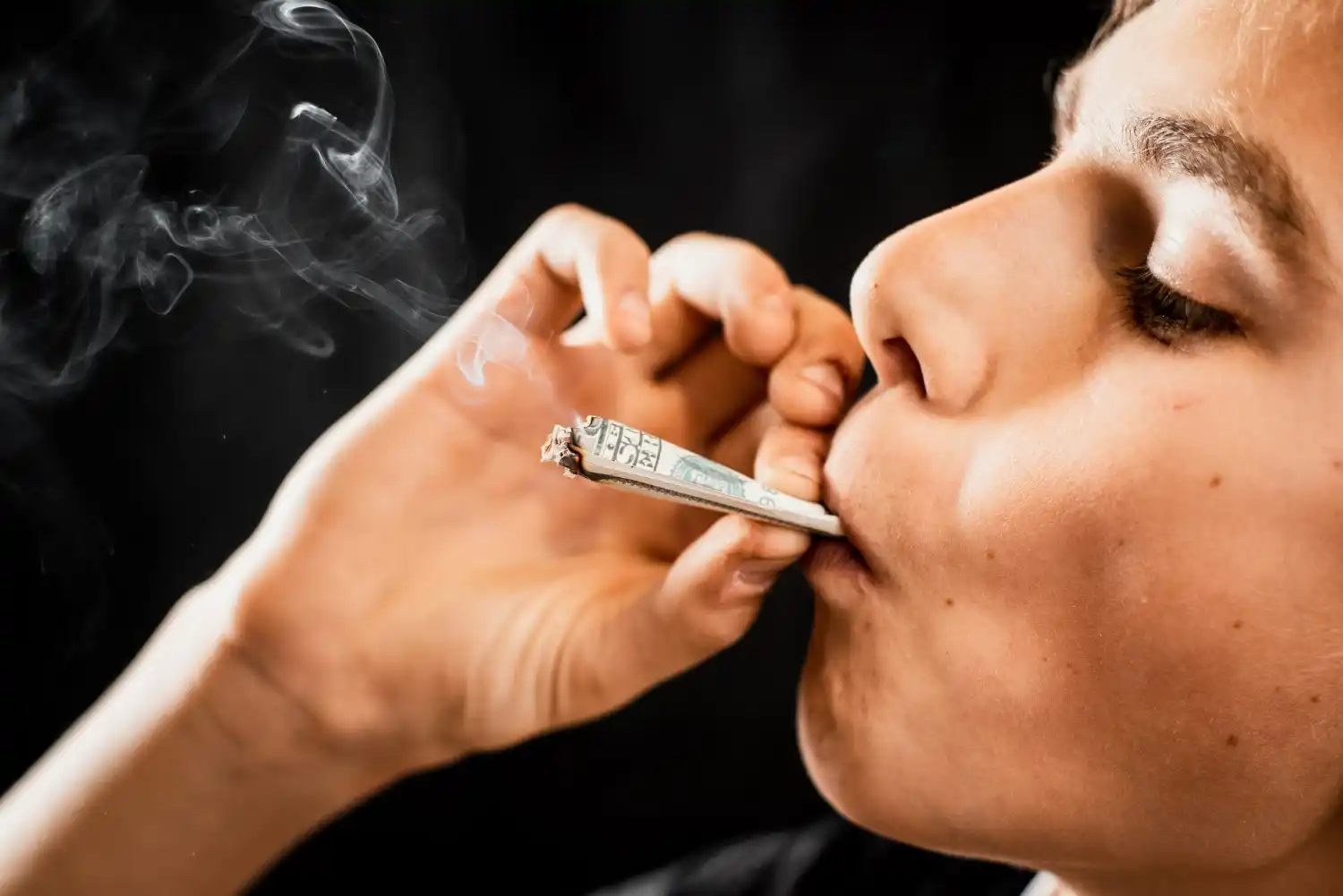 marroqui fumando hachis