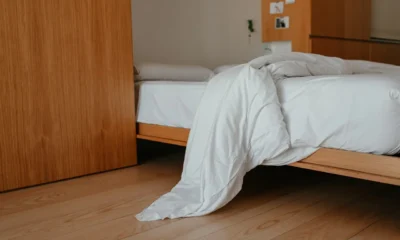 Colchón levantado para comprobar la humedad debajo del colchón y la ventilación de la base