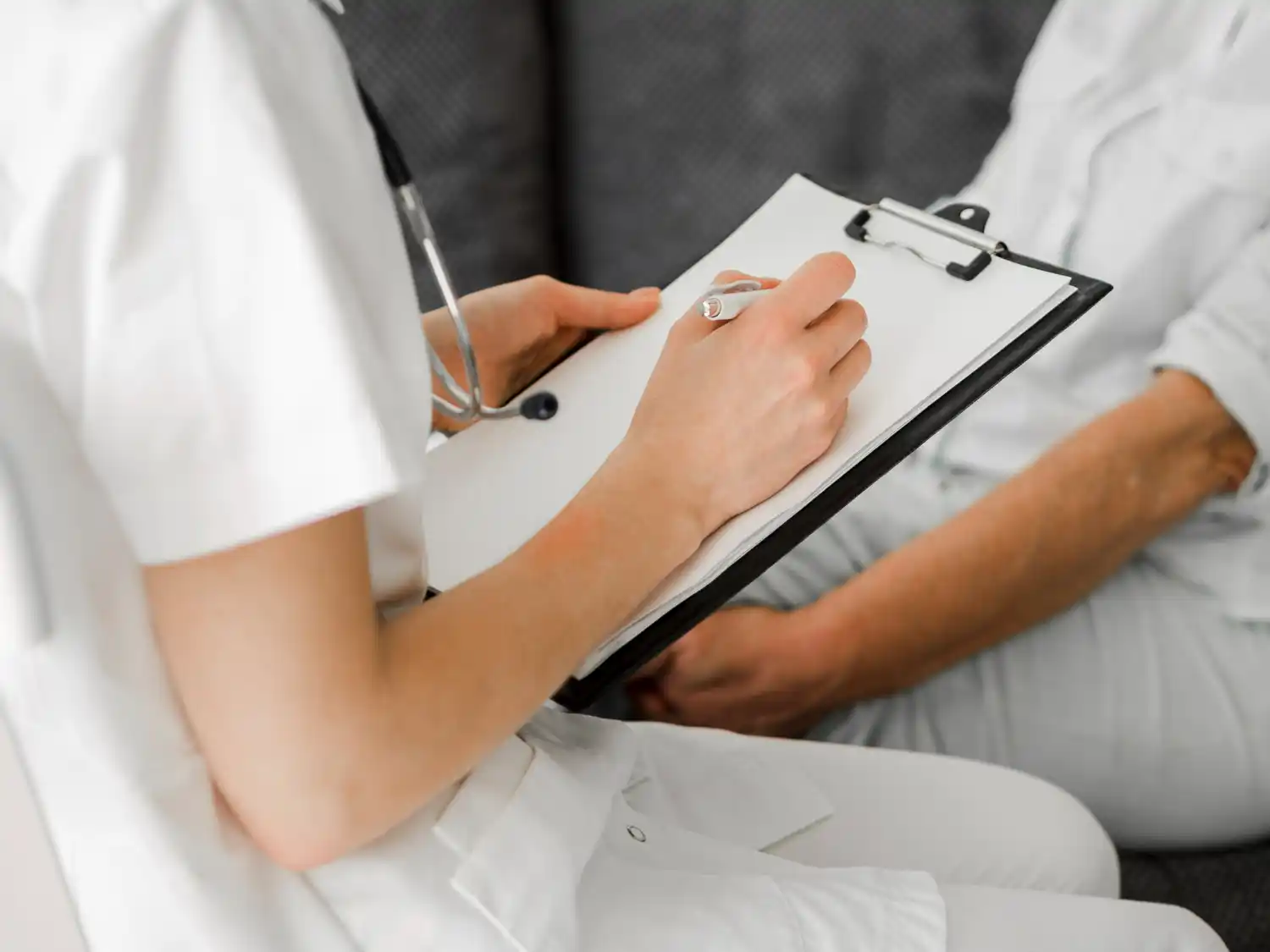 medica apunta cosas de un paciente