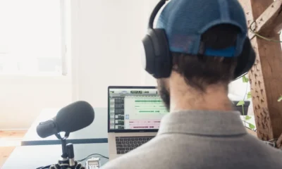 Micrófono y ordenador utilizados para editar audio que genera la IA