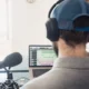 Micrófono y ordenador utilizados para editar audio que genera la IA