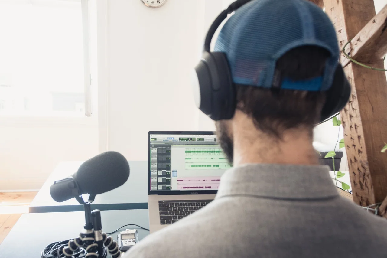 Micrófono y ordenador utilizados para editar audio que genera la IA