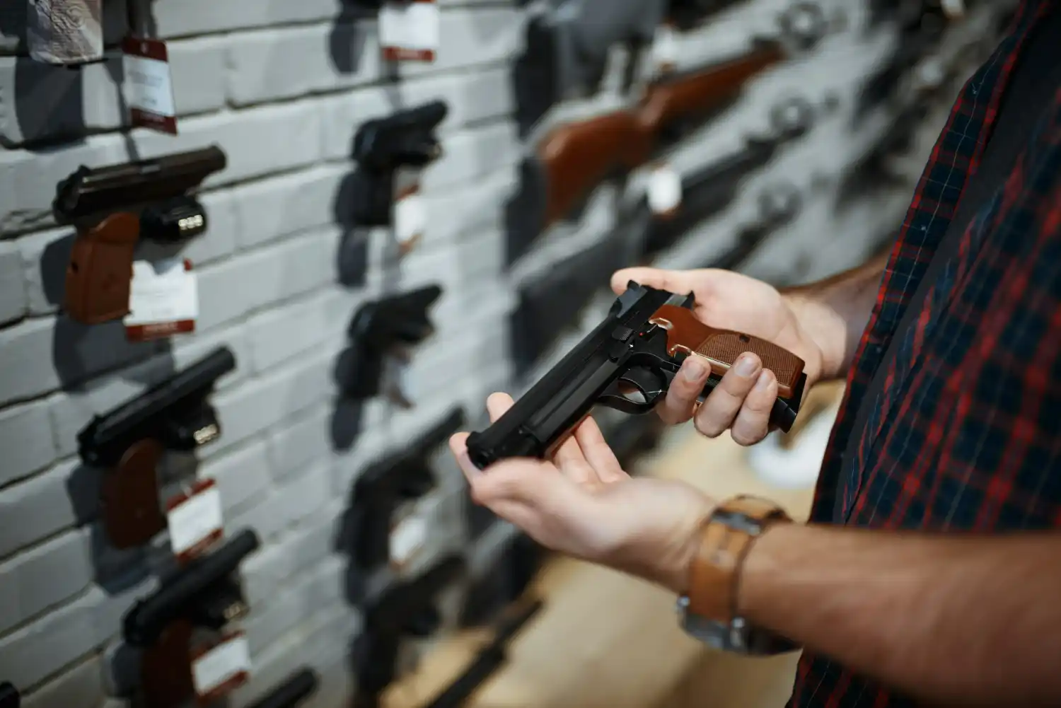 mirando pistola en tienda de armas en eeuu