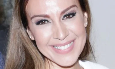 monica naranjo sonriente en blanco