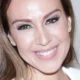monica naranjo sonriente en blanco
