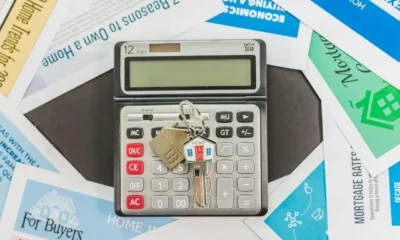 Documentos hipotecarios, calculadora y llaves de una vivienda para analizar una carencia hipotecaria
