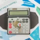 Documentos hipotecarios, calculadora y llaves de una vivienda para analizar una carencia hipotecaria