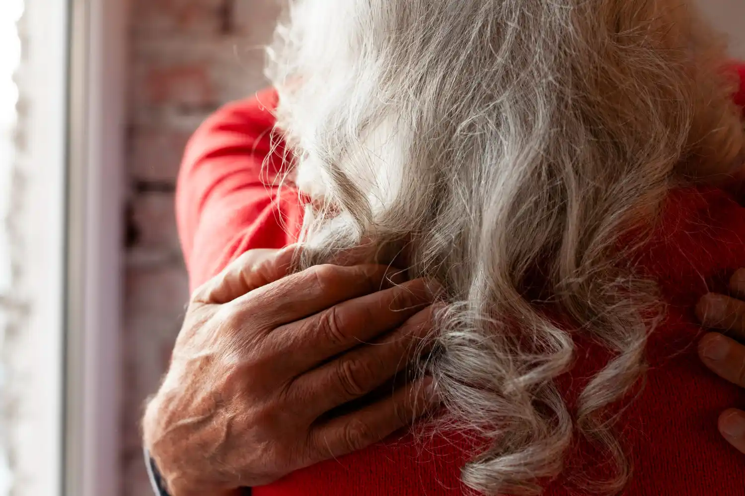 mujer anciana abrazada