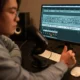 Productor musical trabajando en canciones cada vez más cortas ante la pantalla de un estudio