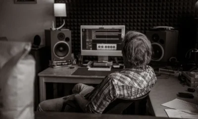 Productor editando una onda de audio para ilustrar qué es un sample en música