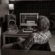 Productor editando una onda de audio para ilustrar qué es un sample en música