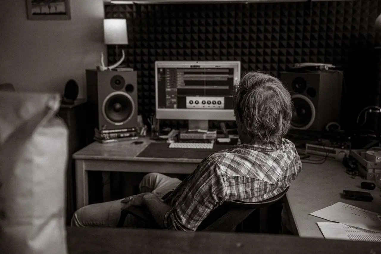 Productor editando una onda de audio para ilustrar qué es un sample en música