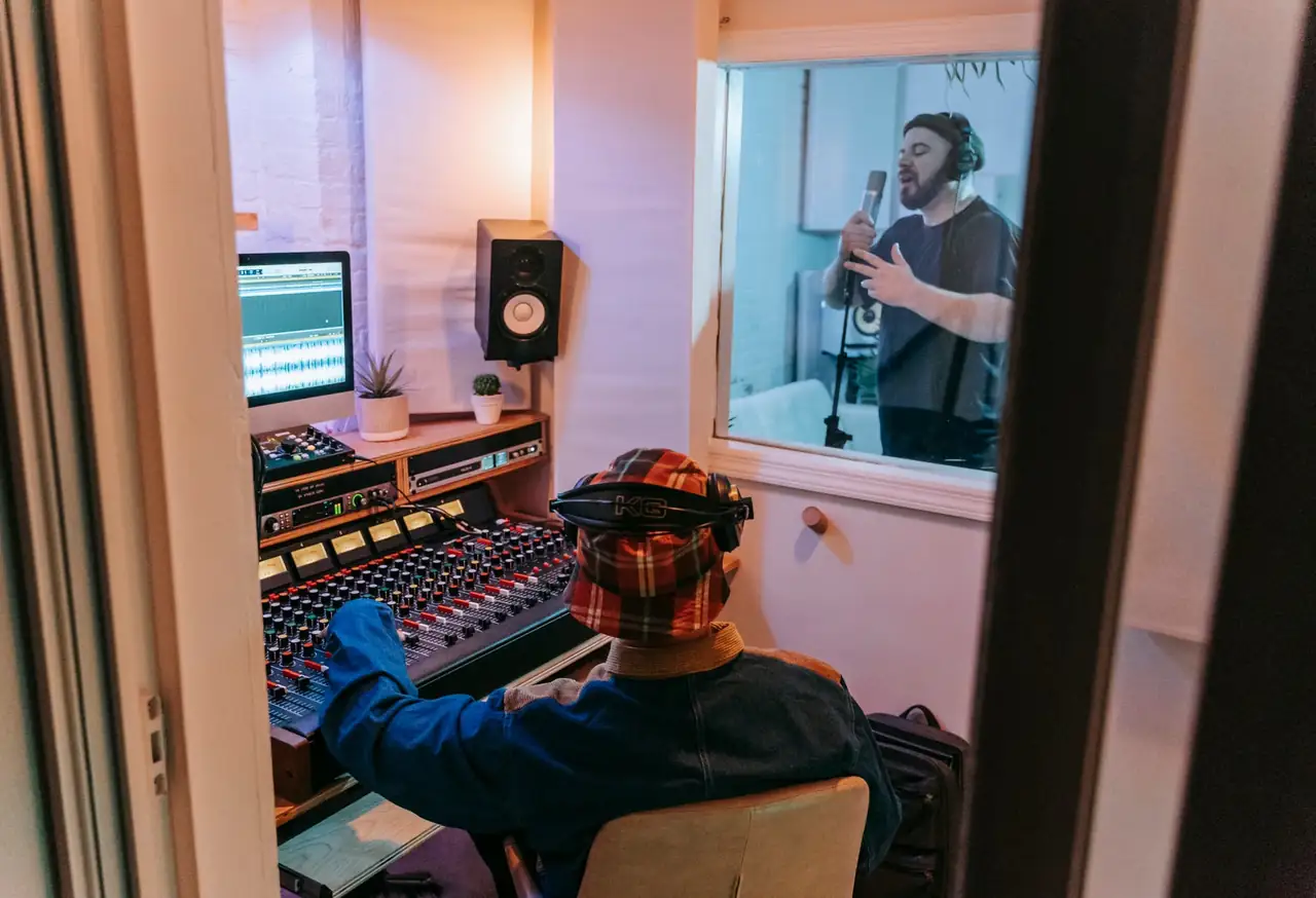 Royalties musicales asociados a una canción grabada en un estudio de sonido