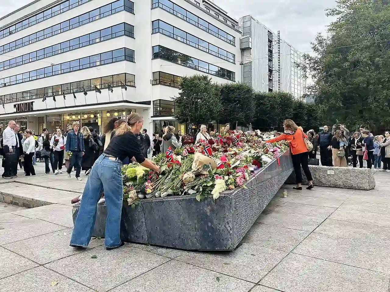 noruegos ponen flores para harold v muerto