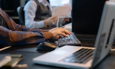 Persona trabajando con agentes de inteligencia artificial desde un ordenador